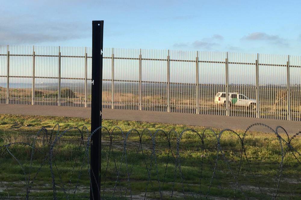 Border Patrol on the US-American side of the San Diego-Tijuana wall.