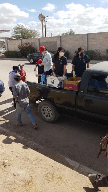 Together with a local initiative, team members of BUAP help to distribute food to migrants in Hermosillo.